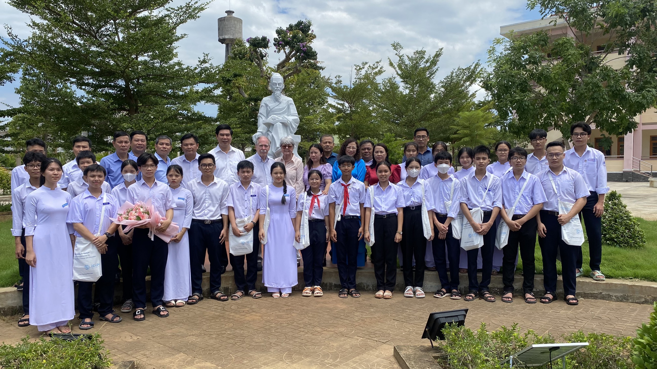 Giáo sư Gerardus’t Hooft (Nobel Vật lý năm 1999) thăm và làm việc tại trường THPT chuyên Chu Văn An