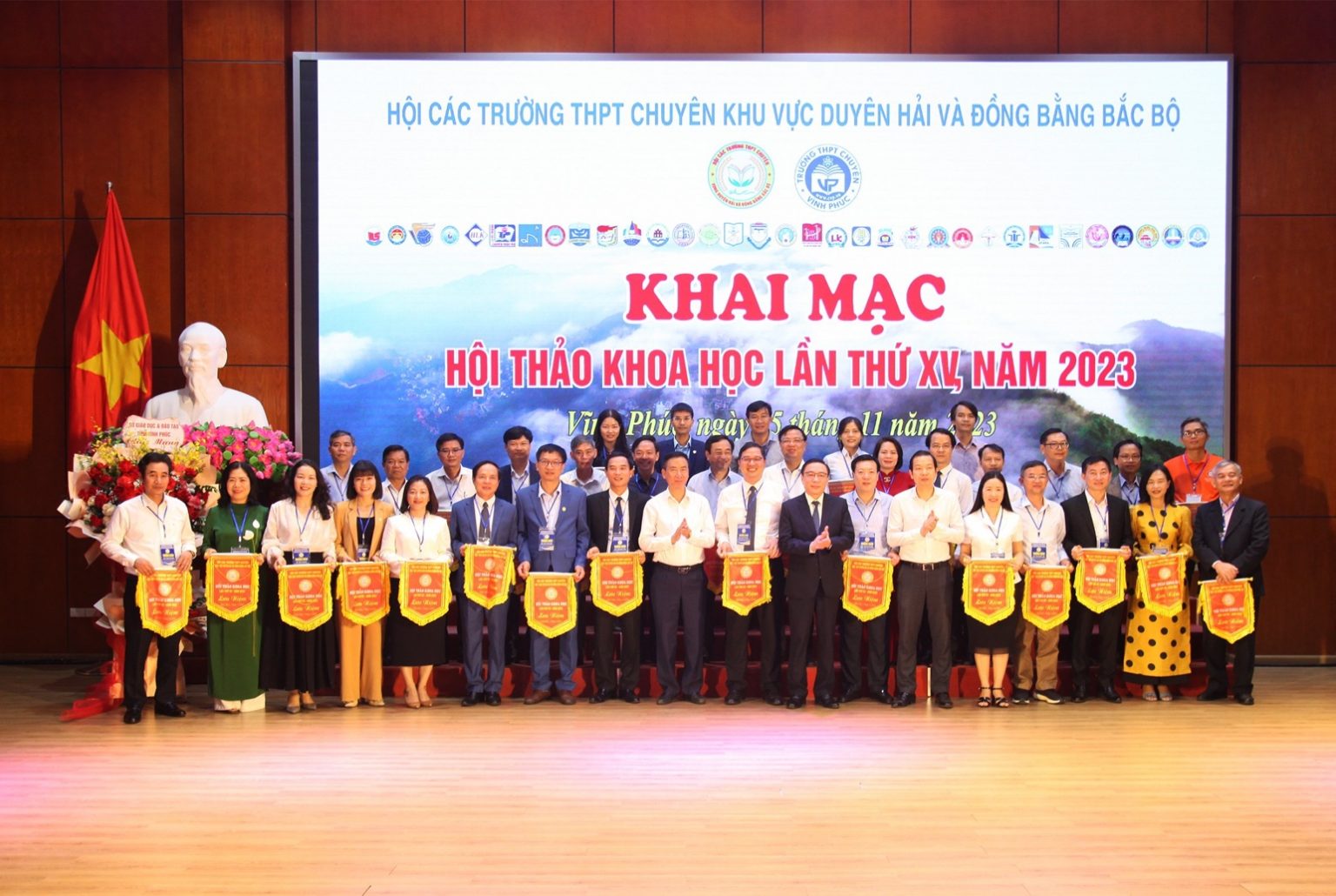 Đại diện l&atilde;nh đạo Sở GDĐT v&agrave; c&aacute;c đại biểu trao Cờ lưu niệm tặng c&aacute;c trường THPT Chuy&ecirc;n về dự hội thảo